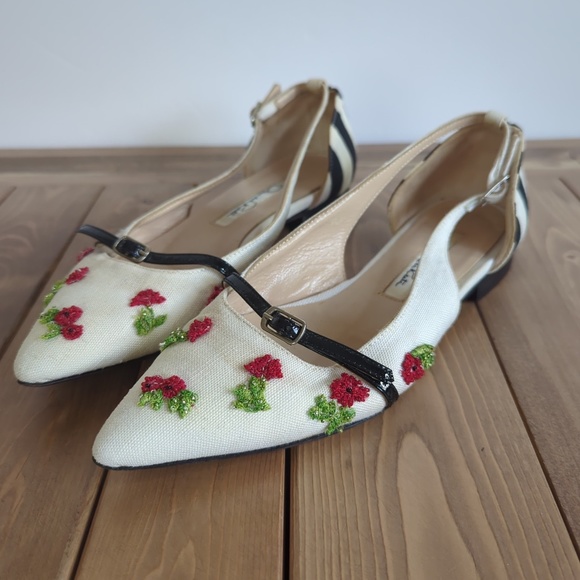 Oscar de la Renta Shoes - Oscar de Renta White Linen Flats with Embroidered Roses